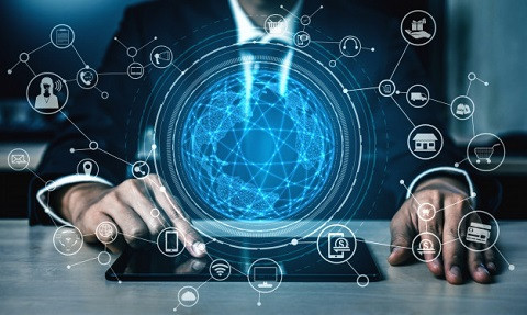 Equipo de TI trabajando en soluciones digitales